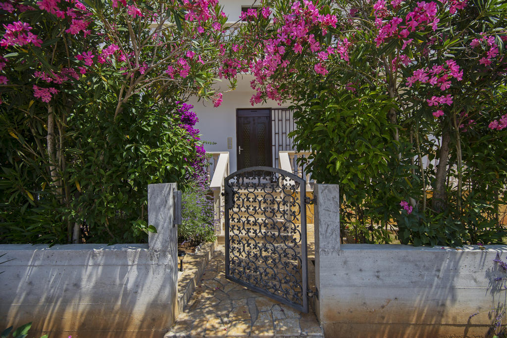 Apartments Petrcane Welcome Exterior photo